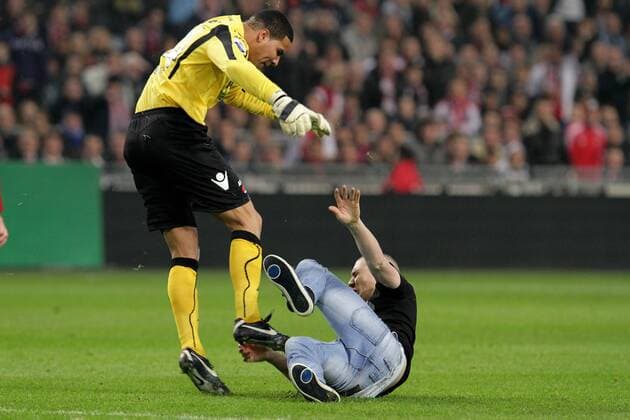 (L-R) supporter,goalkeeper Esteban Alvarado Brown - AZ attackiert einen Ajax Flitzer der ihn angegriffen hat - Ajax Amsterdam vs. AZ Alkmaar - Dutch Cup 2011 2012 xVIxFredxRotgansx xOrangexPicturesxIVx 499037