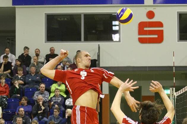 Volleyball DVV-Pokal Männer 2011 12 Halbfinale - Moerser SC vs. VfB Friedrichshafen in Mühlheim: Tim Broshog ( Moers ) beim Aufwärmen vor dem Spiel