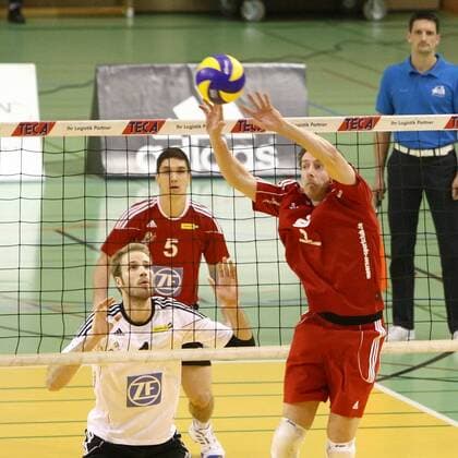 Volleyball DVV-Pokal Männer 2011 12 Halbfinale - Moerser SC vs. VfB Friedrichshafen in Mühlheim: Dirk-Jan van Gendt ( Moers ), rechts - Thomas Jarmoc ( Friedrichshafen ), links