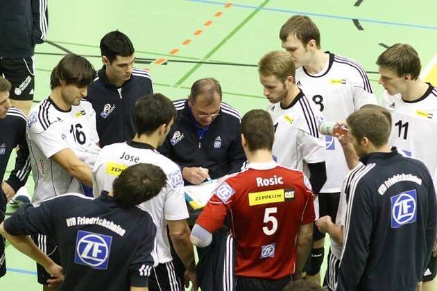 Volleyball DVV-Pokal Männer 2011 12 Halbfinale - Moerser SC vs. VfB Friedrichshafen in Mühlheim: die Mannschaft aus Friedrichshafen während einer Auszeit - Stelian Moculescu ( Trainer Friedrichshafen ), Mitte - gibt Anweisungen - umringt von links - Idner Lima Martins ( Friedrichshafen ) - Joao Jose ( Friedrichshafen ) - Nikola Rosic ( Friedrichshafen ) - Thomas Jarmoc ( Friedrichshafen ) - Oliver Venno ( Friedrichshafen )
