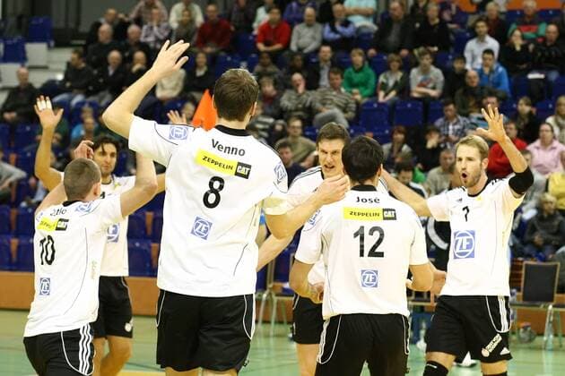 Volleyball DVV-Pokal Männer 2011 12 Halbfinale - Moerser SC vs. VfB Friedrichshafen in Mühlheim: Jubel bei Friedrichshafen nach einem Punktgewinn - vorne von links Juraj Zatko ( Friedrichshafen ) - Oliver Venno ( Friedrichshafen ) - Joao Jose ( Friedrichshafen ) - Thomas Jarmoc ( Friedrichshafen )