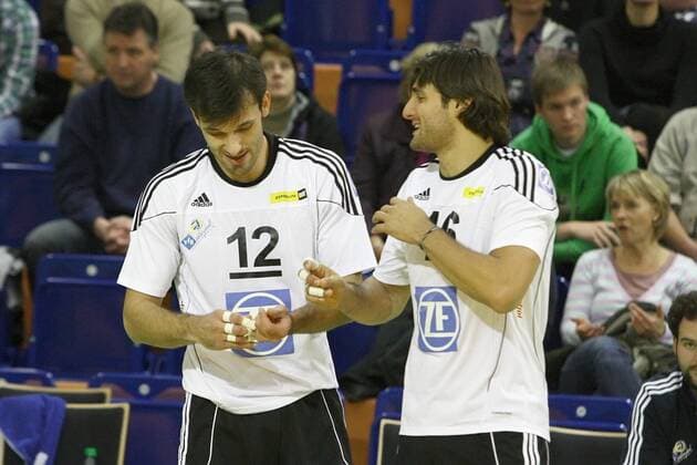 Volleyball DVV-Pokal Männer 2011 12 Halbfinale - Moerser SC vs. VfB Friedrichshafen in Mühlheim: im Gespräch während einer Auszeit - Joao Jose ( Friedrichshafen ), links - Idner Lima Martins ( Friedrichshafen ), rechts