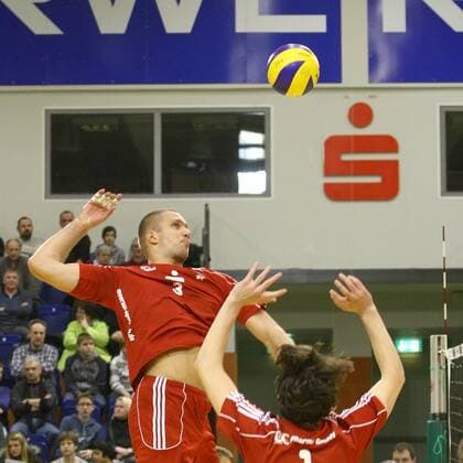 Volleyball DVV-Pokal Männer 2011 12 Halbfinale - Moerser SC vs. VfB Friedrichshafen in Mühlheim: Tim Broshog ( Moers ) beim Aufwärmen vor dem Spiel