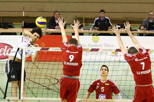 Volleyball DVV-Pokal Männer 2011 12 Halbfinale - Moerser SC vs. VfB Friedrichshafen in Mühlheim: von links Idner Lima Martins ( Friedrichshafen ) - Ewoud Gommans ( Moers ) - Nikola Rosic ( Friedrichshafen ) - Oskar Klingner ( Moers )