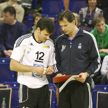 Volleyball DVV-Pokal Männer 2011 12 Halbfinale - Moerser SC vs. VfB Friedrichshafen in Mühlheim: Ulf Quell ( Co-Trainer Friedrichshafen ), rechts - gibt Anweisungen an - Joao Jose ( Friedrichshafen ), links
