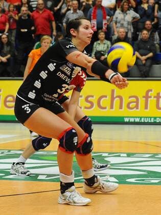 Friederike Thieme (Dresden) bei der Annahme, Dresdner SC gegen Rote Raben Vilsbiburg, Volleyball, 1. Bundesliga Frauen, Margon-Arena Dresden Bodenbacher Straße, DSC, Saison 2011 2012, 27.12.2011,