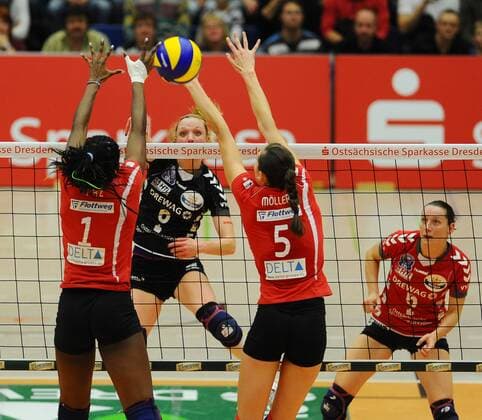 hinterm Netz: Judith Pietersen (Dresden) gegen Paz Hidalgo (1) und Lena Möllers (beide Vilsbiburg), Dresdner SC gegen Rote Raben Vilsbiburg, Volleyball, 1. Bundesliga Frauen, Margon-Arena Dresden Bodenbacher Straße, DSC, Saison 2011 2012, 27.12.2011,