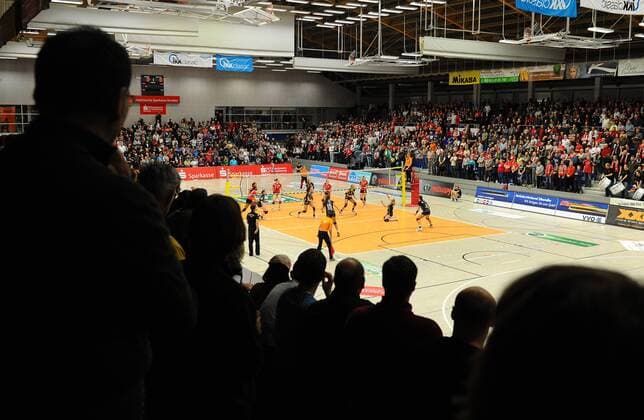 volle Halle, über 3000 Zuschauer sahen das Spiel, volle Tribünen, Dresdner SC gegen Rote Raben Vilsbiburg, Volleyball, 1. Bundesliga Frauen, Margon-Arena Dresden Bodenbacher Straße, DSC, Saison 2011 2012, 27.12.2011,