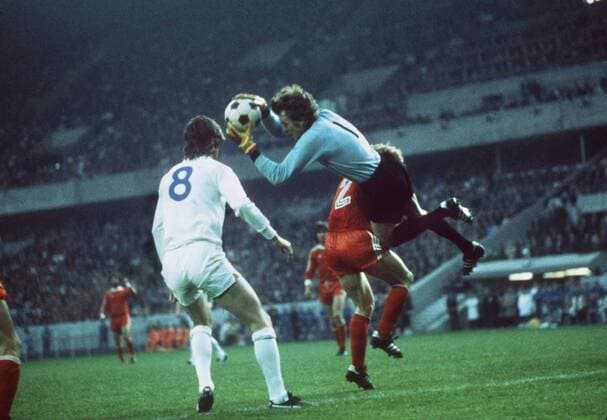 Sepp Maier (Bayern goalkeeper) Bayern Munich v Leeds United.28 5 75. European Cup Final 1975 in Paris. 