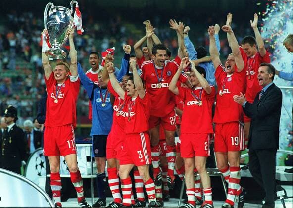 Stefan Effenberg (Bayern Captain) lifts the trophy with the team. Manager, Ottmar Hitzfeld (right). Bayern Munich v Valencia. European Champions League Final 2001. 23 5 01. Milan. 