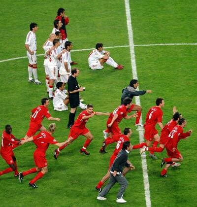 Steven Gerrard (Liverpool Captain) and the team celebrate the winning Penalty kick. CHAMPIONS LEAGUE FINAL : Liverpool v AC MILAN in ISTANBUL 25 5 2005. 