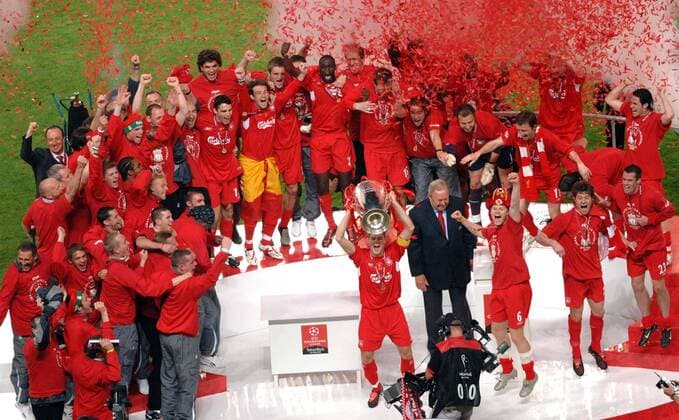 Steven Gerrard (Liverpool Captain) lifts the trophy as the whole team celebrate behind him. CHAMPIONS LEAGUE FINAL 2005. Liverpool v AC MILAN in ISTANBUL 25 5 2005. 