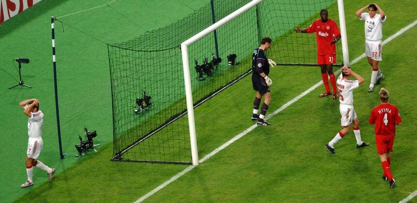 Milan dejection after Jerzy Dudek (Liverpool) saved from the feet of Shevchenko. CHAMPIONS LEAGUE FINAL : Liverpool v AC MILAN in ISTANBUL 25 5 2005. 