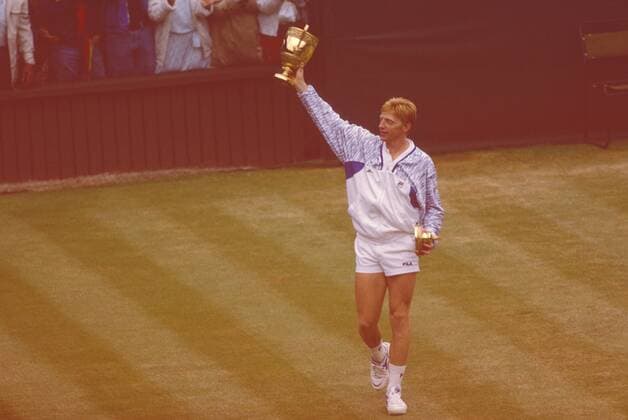 TENNIS WIMBLEDON 1989, 09.07.1989, WIMBLEDON - Boris Becker (GER) präsentiert den Pokal nach der Siegerehrung. Tennis Wimbledon 1989