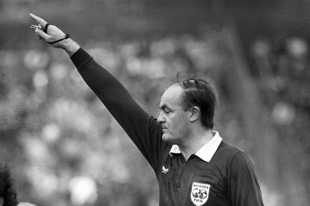FIFA Schiedsrichter Volker Roth (Deutschland) gibt Anweisungen