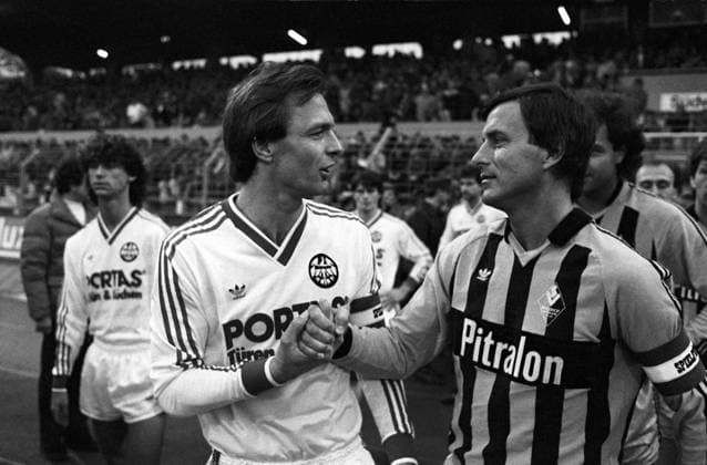 Karl Heinz Körbel (Eintracht Frankfurt, li.) und Günter Sebert (SV Waldhof Mannheim) - shake hands