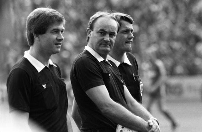 FIFA Schiedsrichter Volker Roth (Mitte) und Linienrichter Karl Heinz Tritschler (beide Deutschland)