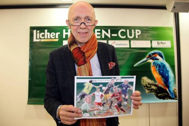Organisator Gert Trinklein mit dem Motiv des Turnierplakats
