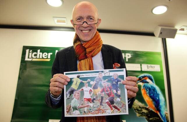 Organisator Gert Trinklein mit dem Motiv des Turnierplakats