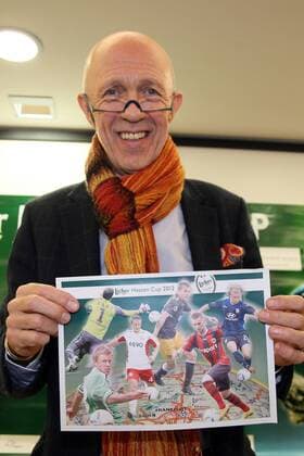 Organisator Gert Trinklein mit dem Motiv des Turnierplakats