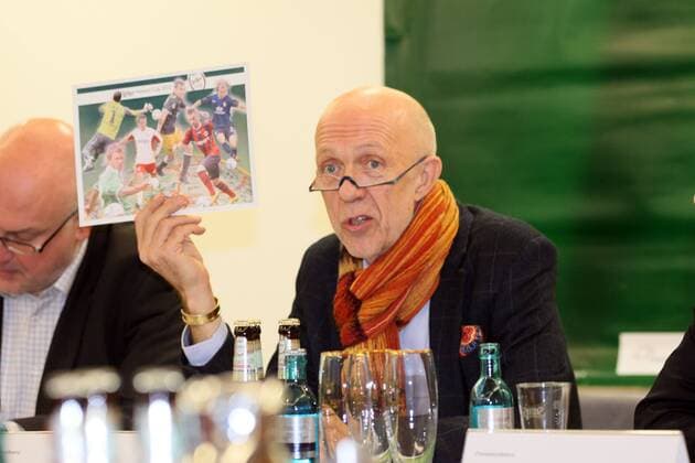 Organisator Gert Trinklein präsentiert das Postermotiv mit den Mannschaften