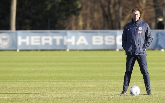 Michael Skibbe, Trainer Hertha BSC Berlin, beobachtet das Trainingsspiel der Mannschaft, Freisteller, Einzelbild,Trainer, coach, Co-Trainer, Anspannung, Konzentration, Aktion, quer Erstes Training zur Rückrunde der Saison 2011 2012 mit anschließender Pressekonferenz Hertha BSC Berlin, 1.Bundesliga 2011 2012, Herren, Fussball, Fußball, Deutschland, Germany, PK, Training und Pressekonferenz Berlin, 3.1.2012 Hertha BSC, Berlin-Geschäftsstelle und Trainingsplatz