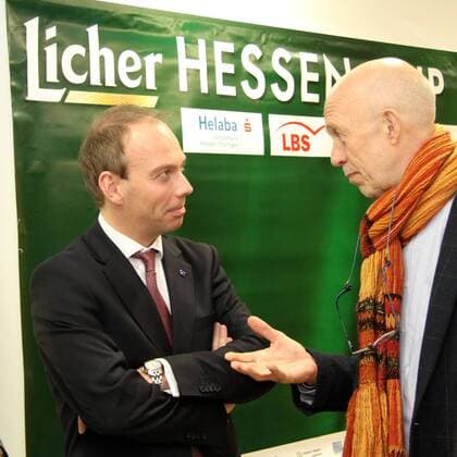 03.01.2012 Pressekonferenz zum Licher Hessencup 2012 in der Mainova-Zentrale Frankfurt Sponsor Alexander Zell (Konzernsprecher Mainova) gut gelaunt Veranstalter Gert Trinklein vor der Pressekonferenz