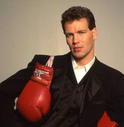 Henry Maske (Boxer) 04 94 teu Mann Boxer Profiboxer Profi Profisport Boxen dunkelhaarig kurzhaarig leger Hemd Jackett halb hoch lächelnd posierend stehend Handschuh Boxhandschuh Handschuhe Boxhandschuhe über der Schulter Freisteller freistellbar