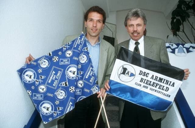 Ernst Middendorp und Rüdiger Lamm (re.) 05 95 her Mann Fußball quer halb stehend Treppe Flagge DSC Arminia Bielefeld haltend