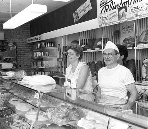 Martha Klinsmann und Siegfried Klinsmann Juni 1988 in ihrer Baeckerei in Stuttgart Botnang - Eltern von Jürgen Klinsmann (VfB Stuttgart)