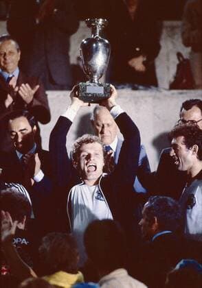 Fussball Europameisterschaft 1980 Finale in Rom Endspiel Deutschland - Belgien: Mitte: Hans-Peter Briegel (GER) Jubel mit Pokal