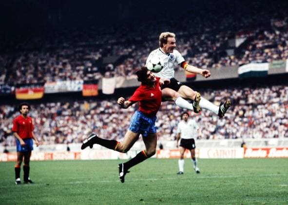 Fussball EM Europameisterschaft Euro 1984 Deutschland - Spanien :von links: Jose Antonio Camacho ( Spanien ) Karl-Heinz Rummenigge ( BRD )