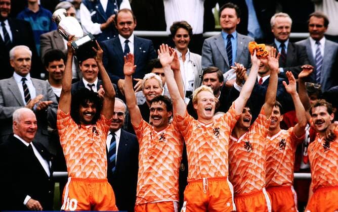 Fussball Europameisterschaft 1988, Endspiel UdSSR - Niederlande (Endstand 0:2): Jubel bei den Niederlanden nach dem Sieg, v.l.: Ruud Gullit, Hubertus Van Aerle, Erwin Koeman, Gerald Mervin Vanenburg, Arnoldus J Mühren; hinter der Mannschaft UEFA Präsident Jacques Georges (FRA) und Bundeskanzler Helmut kohl (BRD CDU)