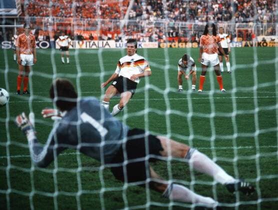 Fussball Länderspiel Europameisterschaft EM 1988 Deutschland - Holland hinten: Lothar Matthäus ( Deutschland ) erzielt per Elfmeter das 0:1 gegen Hans van Breukelen ( Holland )