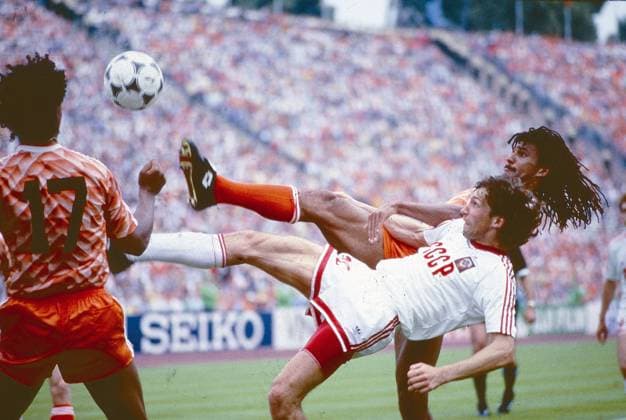 Fussball Europameisterschaft 1988, Endspiel UdSSR - Niederlande (NEL), (Endstand 0:2): Ruud Gullit (NEL), im Zweikampf mit Gennadi Litovchenko (UDSSR)