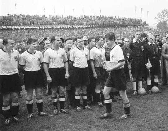 Fussball Herren WM Weltmeisterschaft 1954 Endspiel in Bern : Deutsche Nationalmannschaft Fussball Herren WM Weltmeisterschaft 1954 Endspiel in Bern : Deutsche Nationalmannschaft v.l. Jupp Posipal, Hans Schäfer, Werner Kohlmeyer, Karl Mai, Max Morlock, Fritz Walter mit Jules Rimet Pokal