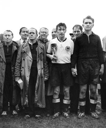 Fussball Herren WM Weltmeisterschaft 1954 Endspiel : Deutschland - Ungarn (3 : 2) Fussball Herren WM Weltmeisterschaft 1954 Endspiel : Deutschland - Ungarn (3 : 2) v.l. Adi Dassler, Sepp Herberger, Fritz Walter, Toni Turek