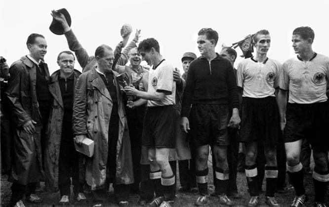 Fussball Herren WM Weltmeisterschaft 1954 Endspiel : Deutschland - Ungarn (3 : 2) Fussball Herren WM Weltmeisterschaft 1954 Endspiel : Deutschland - Ungarn (3 : 2) v.l. Erich Deusser (Masseur), Adi Dassler, (Schuhhersteller), Sepp Herberger (Trainer) Fritz Walter (Kapitän), Toni Turek, Werner Liebrich, Ottmar Walter