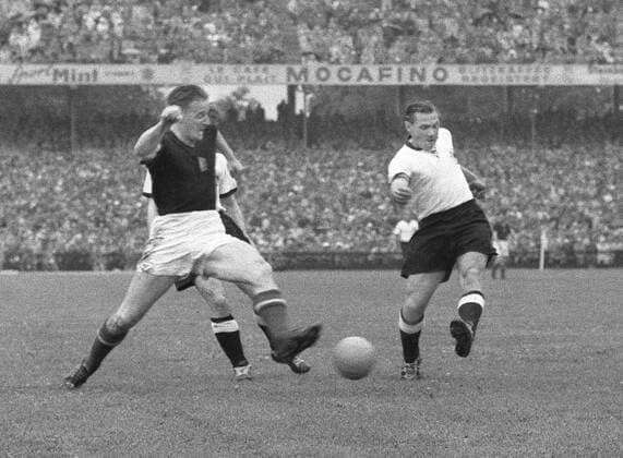 Fussball Herren WM Weltmeisterschaft 1954 Endspiel : Deutschland - Ungarn (3 : 2) : rechts MORLOCK Max Fussball Herren WM Weltmeisterschaft 1954 Endspiel : Deutschland - Ungarn (3 : 2) : rechts MORLOCK Max