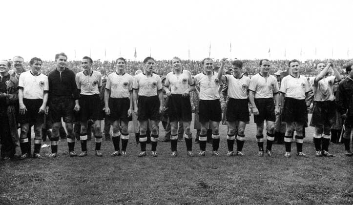 Fussball Herren WM Weltmeisterschaft 1954 Endspiel in Bern : Deutsche Nationalmannschaft Fussball Herren WM Weltmeisterschaft 1954 Endspiel in Bern : Deutsche Nationalmannschaft v.l. Sepp Herberger, Fritz Walter, Toni Turek, Horst Eckel, Helmut Rahn, Ottmar Walter, Werner Liebrich, Jupp Posipal, Hans Schäfer, Werner Kohlmeyer, Karl Mai, Max Morlock