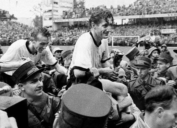 Fussball Herren WM Weltmeisterschaft 1954 Endspiel : Deutschland - Ungarn (3 : 2) : Fritz Walter mit Pokal Fussball Herren WM Weltmeisterschaft 1954 Endspiel : Deutschland - Ungarn (3 : 2) : Fritz Walter mit Jules Rimet Pokal, links Horst Eckel