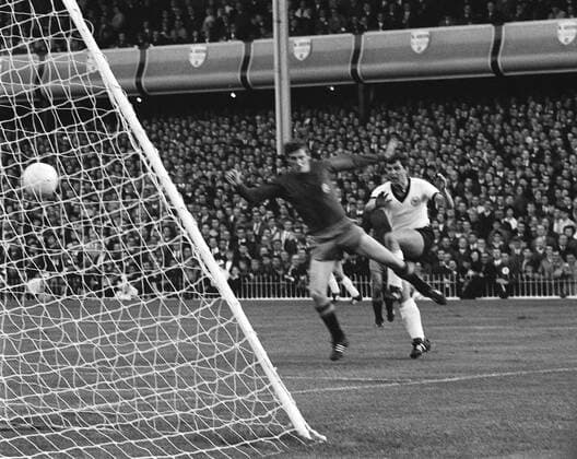 WM, Birmingham, 1966, Deutschland - Spanien, Lothar Emmerich (rechts) erzielt das Tor, das ihn berühmt machte WM, Birmingham, 1966, Deutschland - Spanien, Lothar Emmerich (rechts) erzielt das Tor, dass ihn berühmt machte