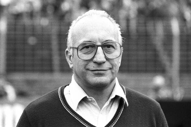 Fußball, Trainerhistorie, Stuttgarter Kickers Aus 2. BL Hannover 96 (dunkles Trikot) gegen Stuttgarter Kickers 2:1 am 15.09.1984 im Niedersachsenstadion. Im Foto: Stuttgart Kicker Trainer Horst Buhtz.