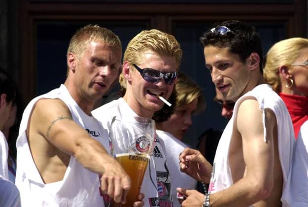 Stefan EFFENBERG mit Zigarette, li. Torsten FINK,re. Hassan SALIHAMIDZIC Champions League Finale FC Bayern München-Valencia CF 6:5 n.Elfmeterschiessen, Empfang im Rathaus auf dem Marienplatz, Rathausbalkon, Feier, Meisterfeier