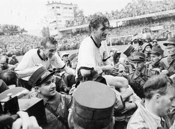 BR Deutschland ist Weltmeister 1954 Kapitän Fritz Walter (re.) lässt sich mit Coupe Jules Rimet auf Schultern tragen, dahinter Horst Eckel