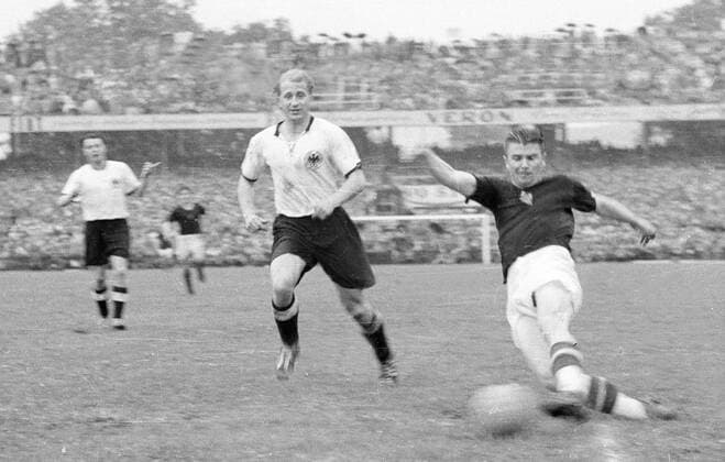 Ferenc Puskas (Ungarn, re.) am Ball gegen Werner Liebrich (BR Deutschland)
