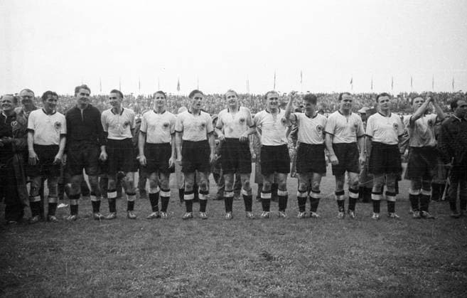 Weltmeister BR Deutschland WM Finale 1954, v.li.: Fritz Walter, Torwart Toni Turek, Horst Eckel, Helmut Rahn, Ottmar Walter, Werner Liebrich, Jupp Posipal, Hans Schäfer, Werner Kohlmeyer, Karl Mai, Max Morlock