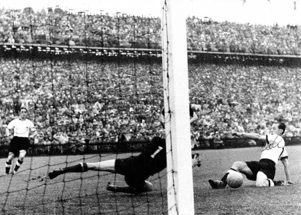 WM Finale 1954 Max Morlock (BR Deutschland, re.) erzielt den Anschlusstreffer um 1:2 zum gegen Torwart Gyula Grosics (Ungarn)