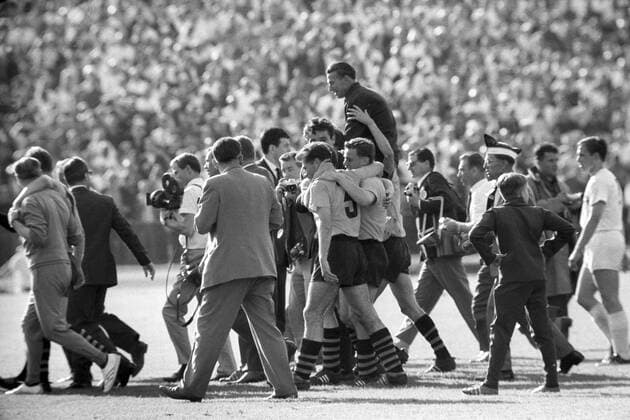 Borussia Dortmund ist Deutscher Meister 1963 - Jubel -Der BVB trägt seinen Trainer Hermann Eppenhoff auf der Ehrenrunde