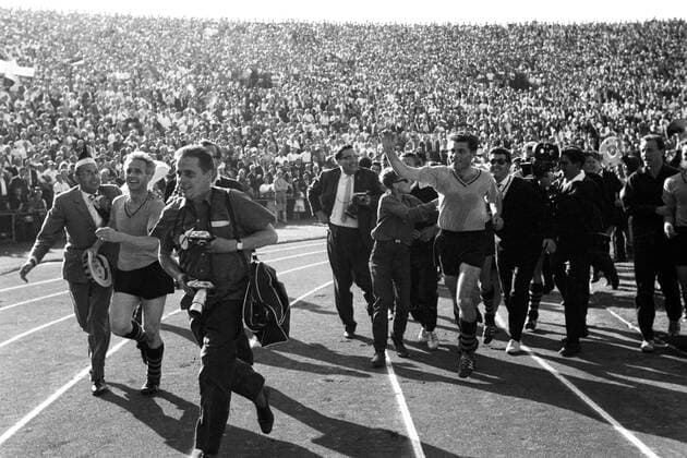 Borussia Dortmund ist Deutscher Meister 1963 - Jubel auf der Ehrenrunde mit Helmut Bracht (2.v.li.) und Lothar Geisler (beide im BVB Trikot)